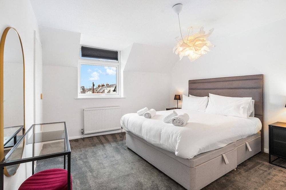 Central Horsham 5Br Home | Parking | Pets Allowed in Horsham, West Sussex