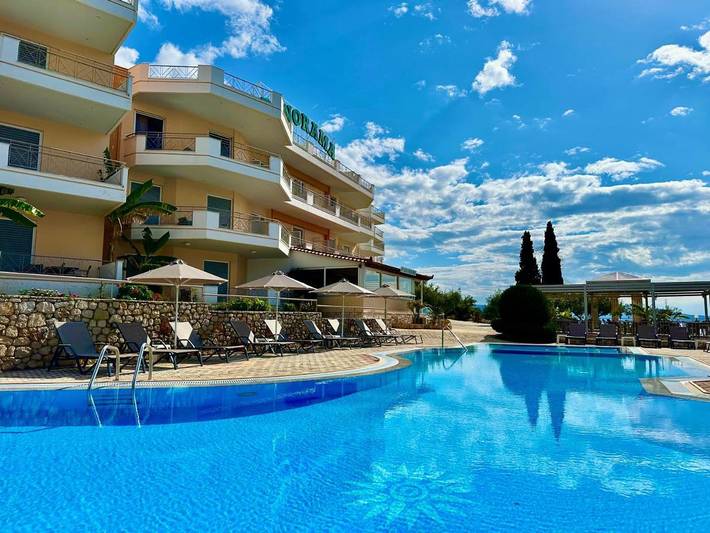 Appart’hôtel pour 2 personnes, avec Balcon et Terrasse ainsi que Jardin et Piscine