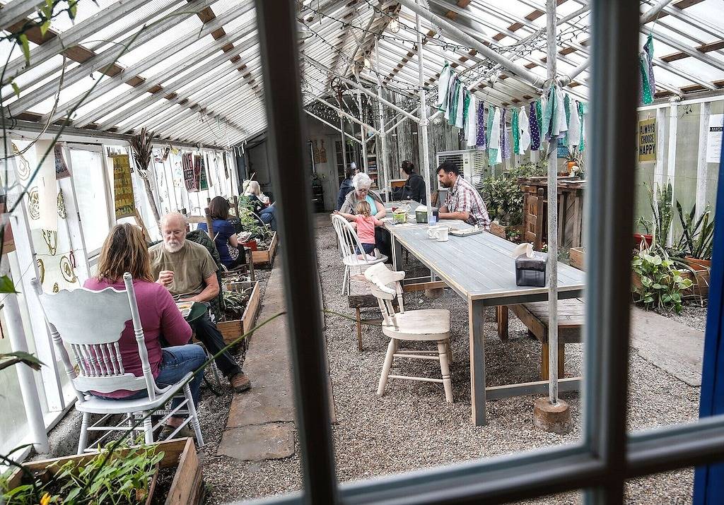 Gehen Sie zum Strand und in die Innenstadt von Restaurants, Bars und Geschäften! in Ocean Springs, Mississippi Gulf Coast