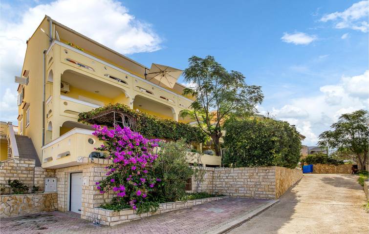Gîte pour 6 personnes, avec terrasse et jardin à Novalja