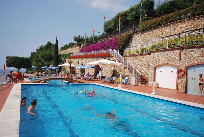 Appartement de vacances entier, Appartement de vacances avec piscine et climatisation in Pietra Ligure, Commune de Pietra Ligure