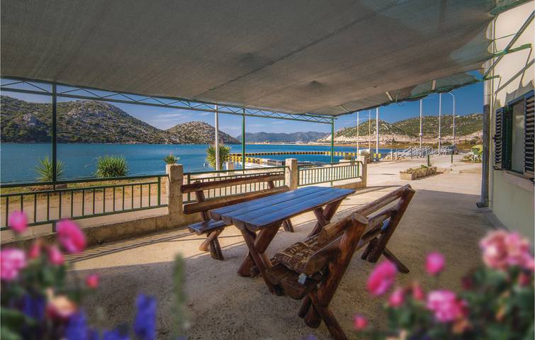 Apartment am Meer mit Terrasse, WLAN und Parkplatz in der Nähe der Neretva in Rogotin, Dubrovnik-Neretva