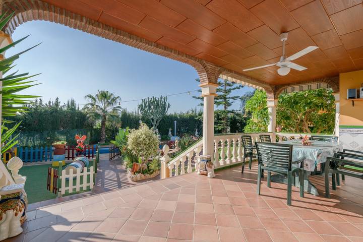 Impresionante "Villa Felicity primera planta" con vistas a la montaña, Wi-Fi, jardín, terrazas, piscina, jacuzzi y balcón; aparcamiento disponible, se admiten mascotas in Vélez-Málaga, Costa del Sol
