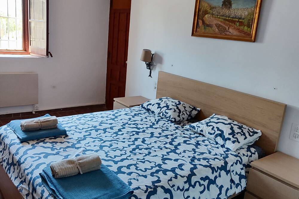 Farmhouse with swimming pool and tennis on a 1 hectare estate of orange and olive trees, 1 km from the sea. in Alcanar, Costa Dorada