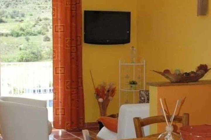 Apartamento entero, Lovely gîte in the south of the ardeche with large picnic area, bbq... in Lagorce, Ardèche