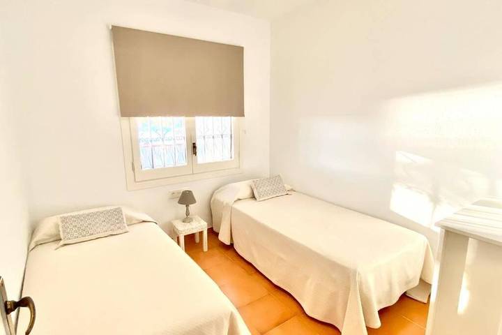 Ferienhaus für 6 Personen, mit Terrasse und Garten sowie Pool in Montroig Bahia - 4