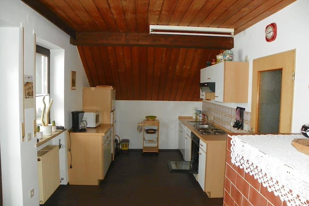 Ganze Wohnung, Gemütliches Feriendomizil mit Balkon, geräumig, voll ausgestattete Küche, kostenfreies Wlan in Weißenstadt, Oberfranken