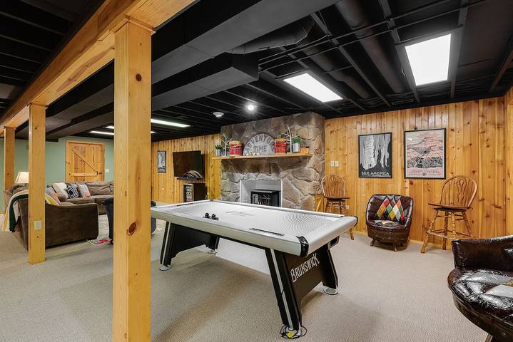 Lodge for 14 people, with yard and hot tub in Ohio