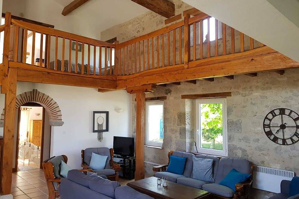 Detached Stone Barn in Lacépède, Quercy