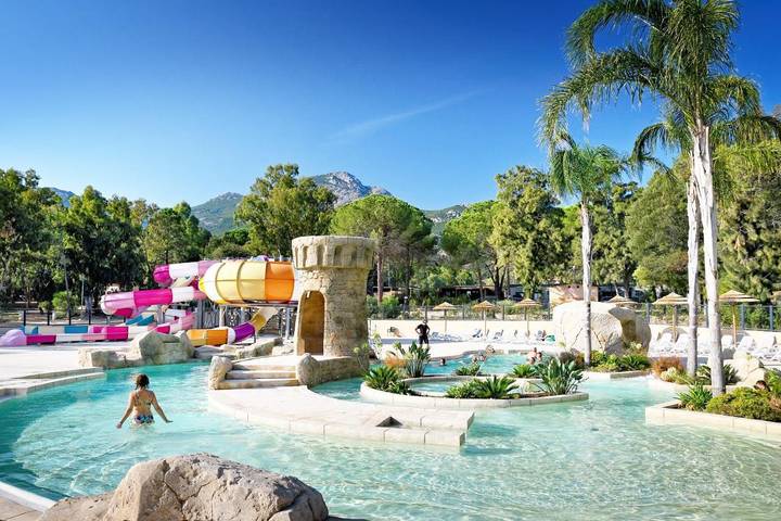 Camping pour 3 personnes, avec piscine ainsi que bassin pour enfant et jardin