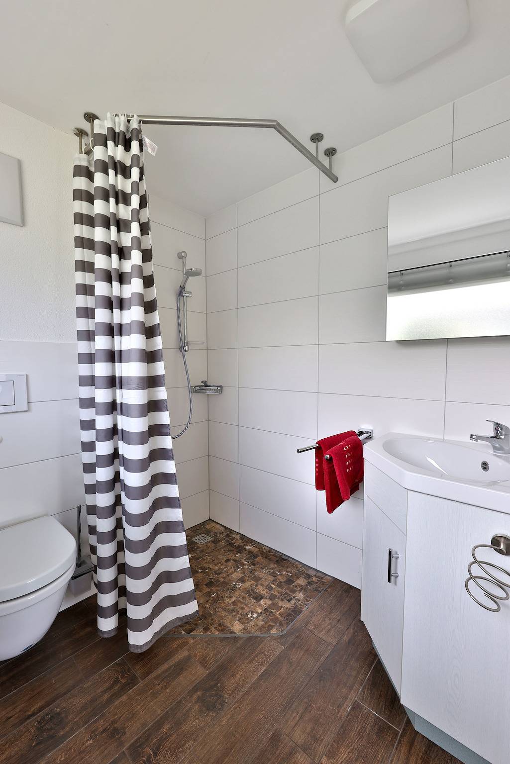 Ganze Wohnung, Ferienwohnung 'Bodanrück, 45qm' mit Seeblick, privater Terrasse und Wi-Fi in Bodman-Ludwigshafen, Obersee (Bodensee)