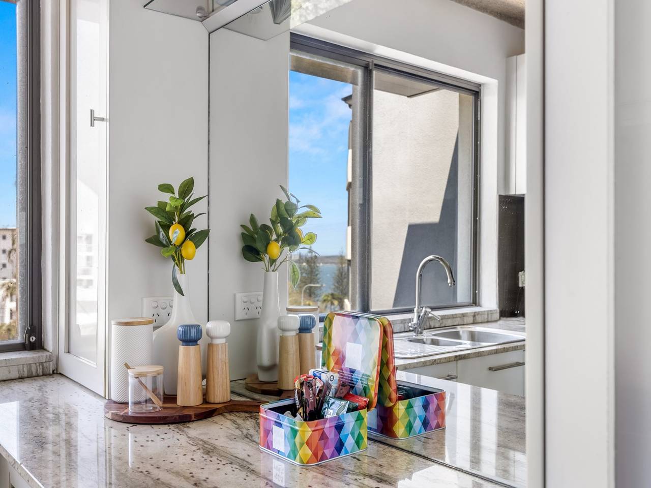 Ganze Wohnung, 2-Bett in Strandnähe mit Grill und atemberaubendem Meerblick in Alexandra Headland, Sunshine Coast