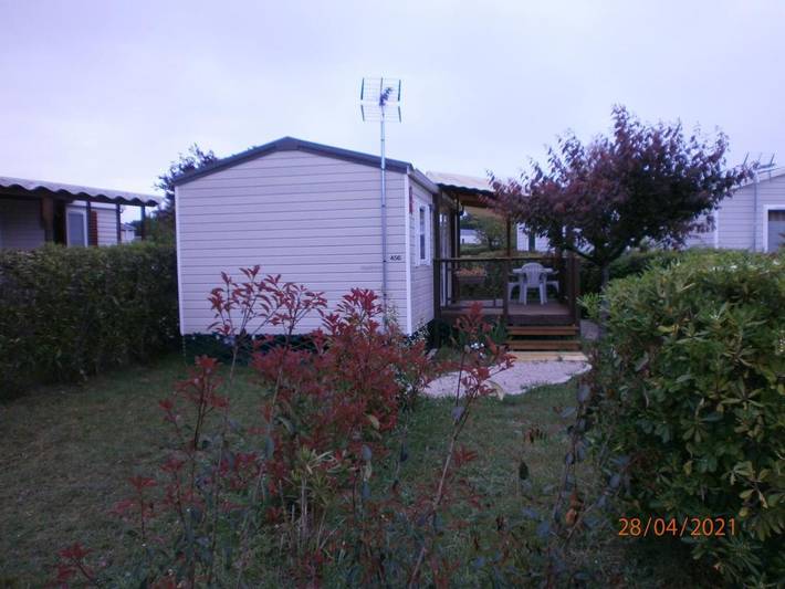 Camping pour 4 personnes, avec piscine et jardin ainsi que bassin pour enfant et jacuzzi