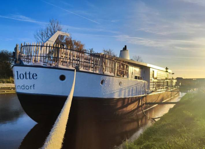 Hausboot für 9 Personen, mit Terrasse und Whirlpool sowie Garten und Sauna in Niedersachsen