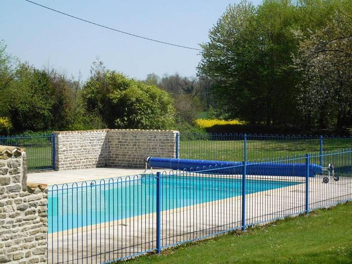 Location de vacances pour 4 personnes, avec piscine ainsi que vue et jardin à Sauzé-Vaussais - 2