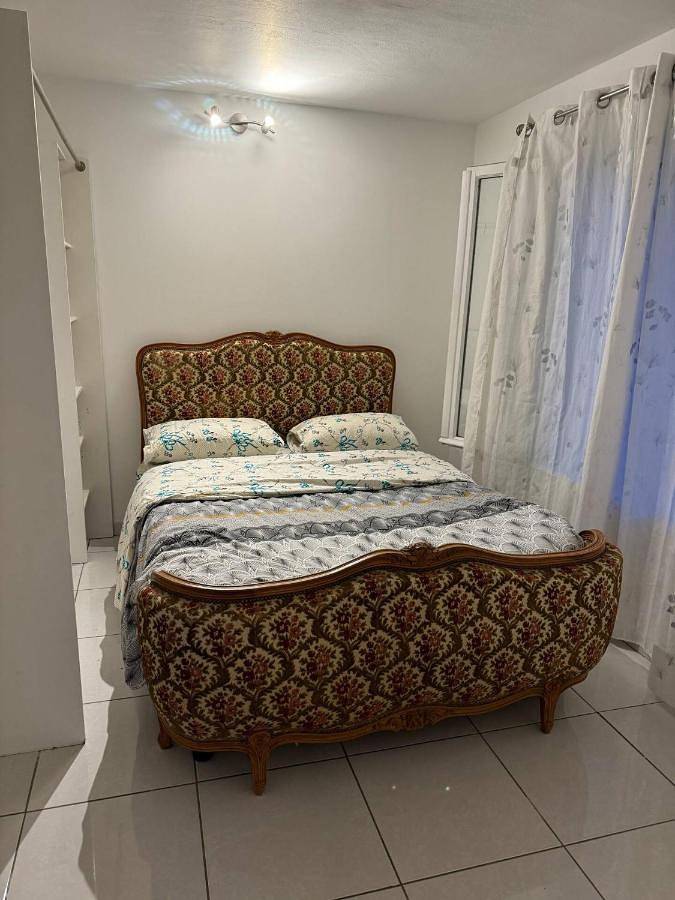 Appartement entier, Ground-Floor Apartment With private Garden in Étampes, Essonne