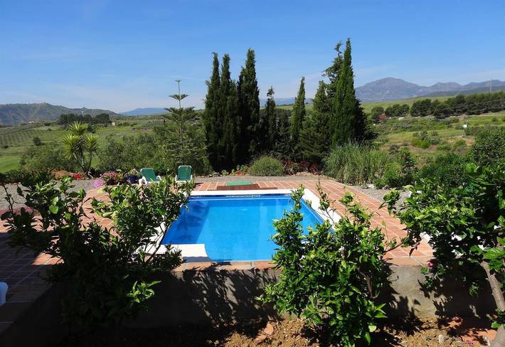 Vacation Home "Casa Sampo" with Mountain View, Pool, Wi-Fi, A/C, Terrace & Garden in Pizarra, Cordillera Penibética