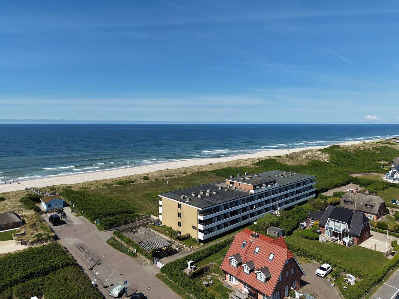 Ganze Wohnung, Helle, moderne Wohnung direkt am Meer mit Balkon in Wenningstedt, Sylt
