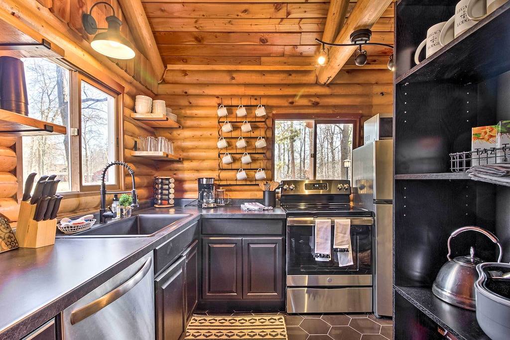 1 Mi to Beach & Lake: Breezy Point Cabin w/ Yard! in Breezy Point, Crow Wing County