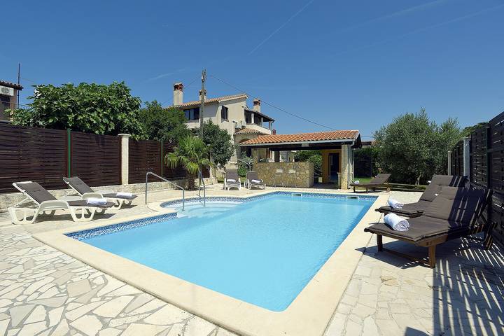 Ferienhaus für 10 Personen, mit Terrasse und Garten sowie Pool, kinderfreundlich in Pula-Medulin - 3