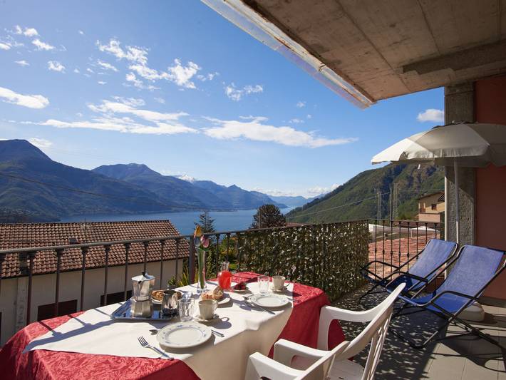 Ferienwohnung für 4 Personen, mit Balkon und Ausblick sowie Seeblick in Stazzona