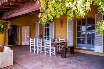 Casa de vacaciones para 20 personas, con jardín además de vistas y piscina, Se admiten mascotas en Alt Penedès