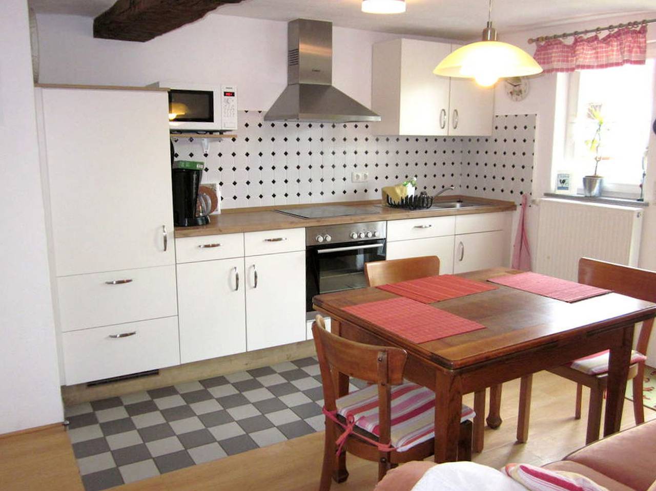 Ganze Wohnung, Ferienwohnung 'Bauernküch' mit eigener Terasse, Gemeinschaftsgarten und Wi-Fi in Gudensberg, Schwalm-Eder-Kreis