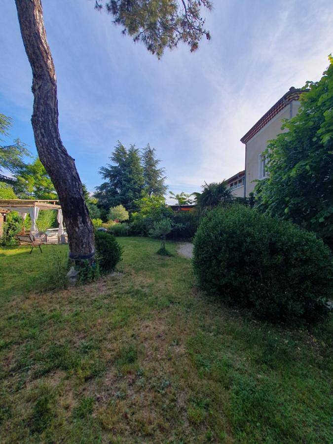 Location de vacances pour 8 personnes, avec vue ainsi que piscine et jardin à Roiffieux - 4
