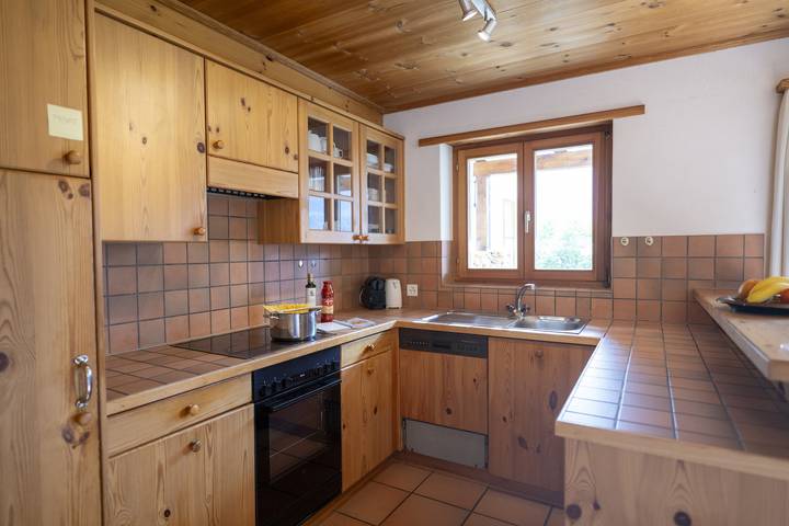 Ganze Wohnung, Chasa Val 735C: Ruhige, gemütliche 3 ½-Zimmerwohnung mit Cheminée und Panorama auf den Nationalpark in Scuol, Unterengadin