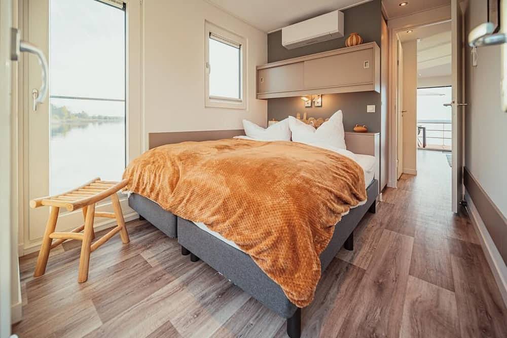 Floatinghouse Cosy Home: Seeblick, Kamin & Terrasse mit Außenliegeplatz in Laasow, Vetschau