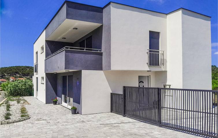 Ferienhaus für 12 Personen, mit Terrasse und Garten sowie Pool auf Rab