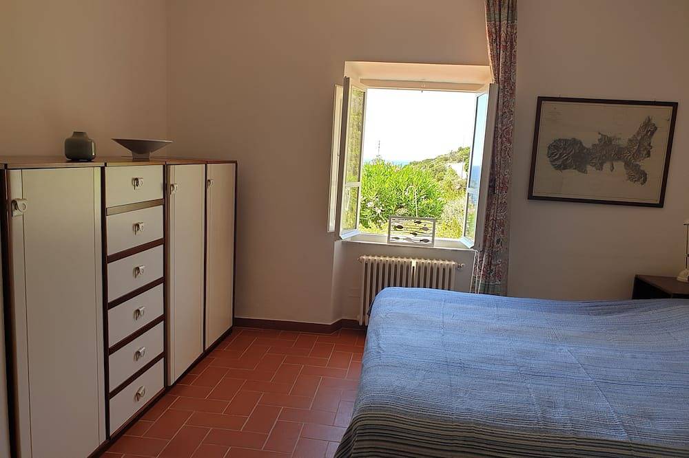 Typisches Elbanhaus mit Meerblick in Campo nell'Elba, Elba