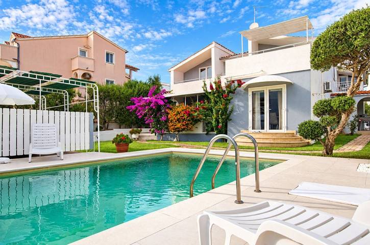 Ferienwohnung für 3 Personen, mit Balkon und Pool in Vodice