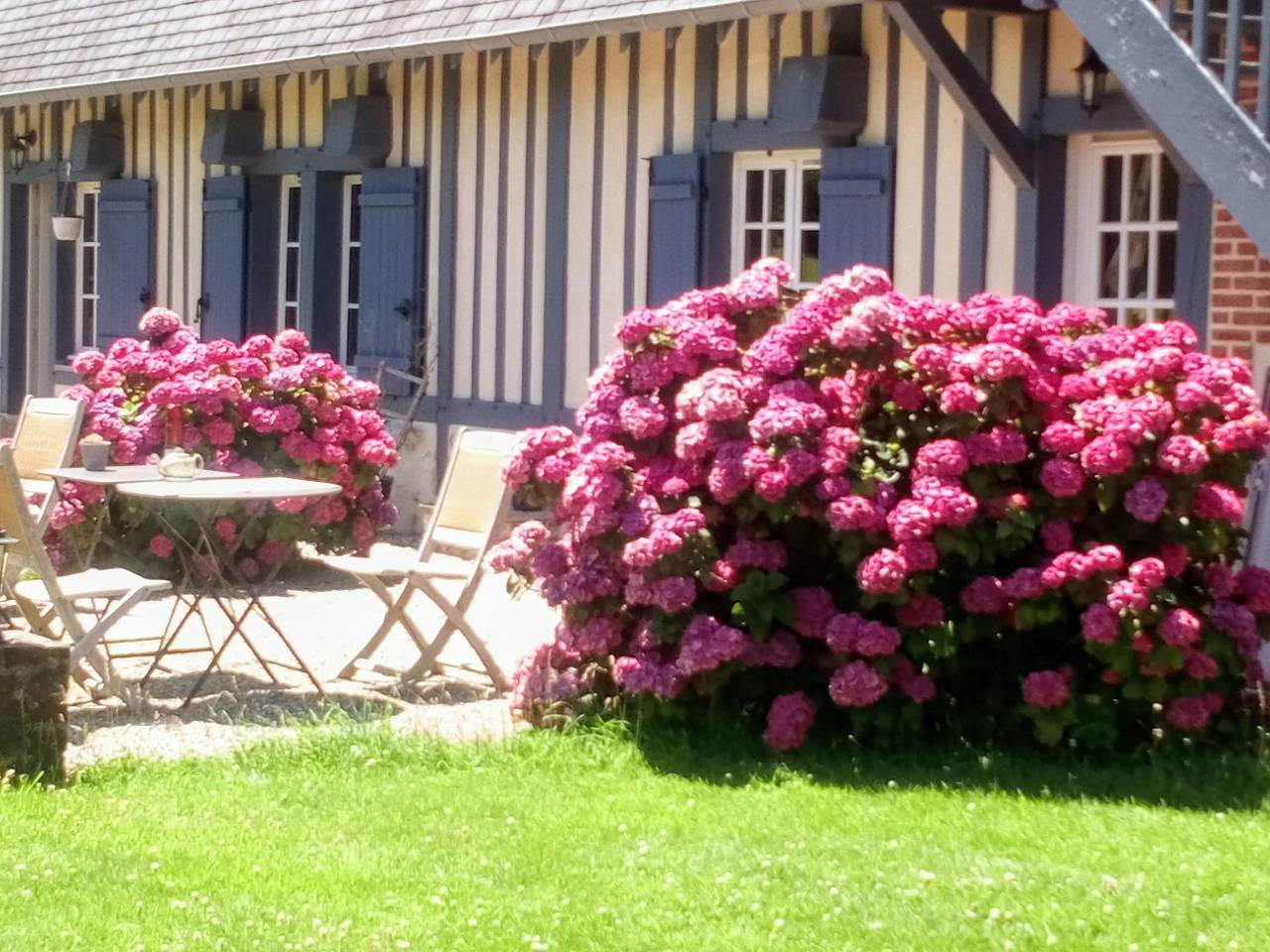 Gästezimmer „Rote Mohnblumen“ mit gemeinsamer Terrasse, Garten und Wlan in Honfleur, Lisieux und Umgebung