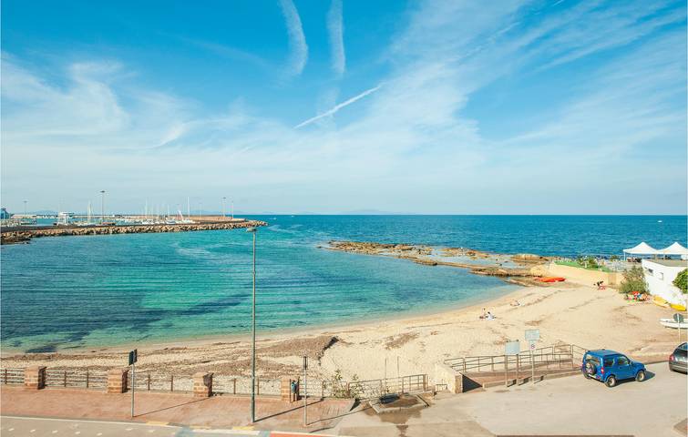 Appartement de vacances entier, Upper Floor Apartment, WiFi, A/C, Terrace, Beach 300m in Scogliolungo, Porto Torres