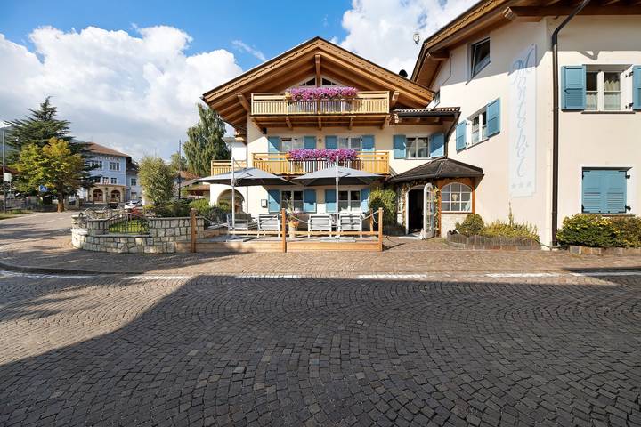 Appartamento intero, Appartamento "Residence Montebel Bilocale" con vista sulle montagne, giardino e terrazza in Tesero, Dolomiti di Fiemme