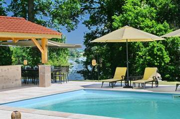 Gîte pour 13 personnes, avec jardin ainsi que vue et piscine à Sainte-Livrade-sur-Lot