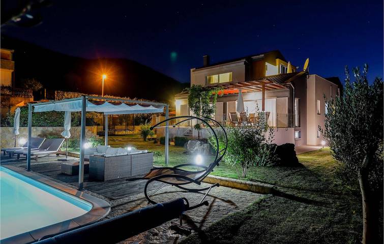 Reizende 1-Zimmer-Wohnung mit Pool, WLAN und Parkplatz in Dalmatinisches Zagora