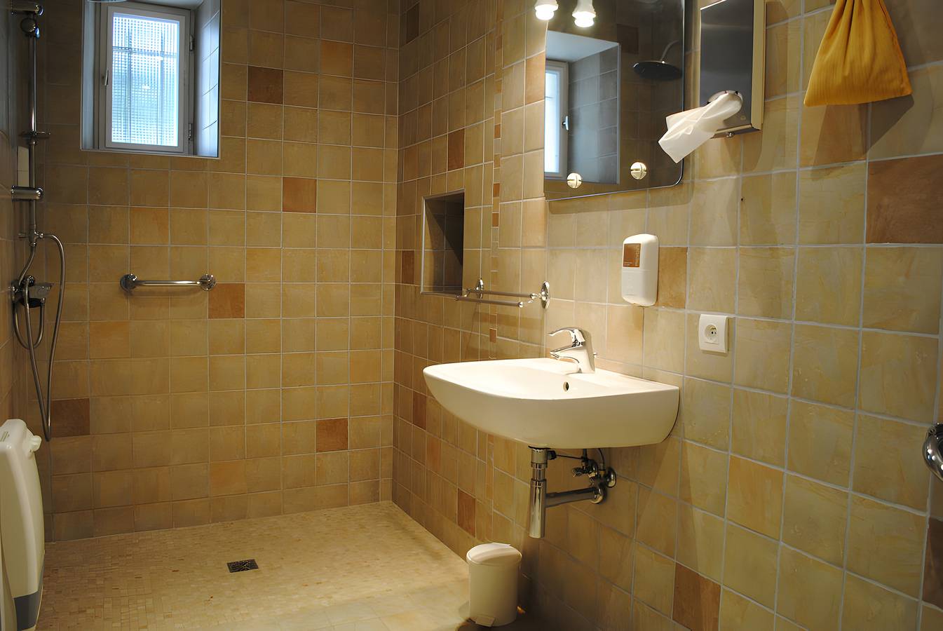 Mas de Bouvau: Zimmer 1 Ficus mit Kitchenette, Wlan und Klimaanlage in Violès, Vaucluse