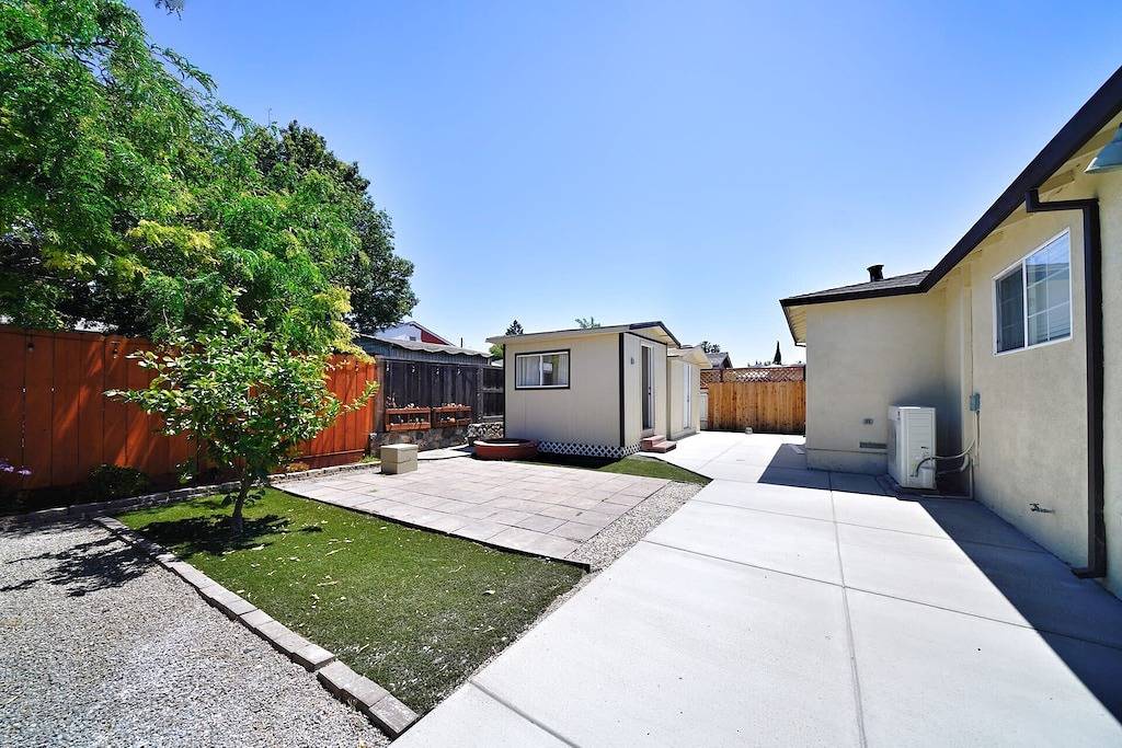 @ Marbella Lane - Vibrant 4Br Rwc | Ldry + P in Redwood City, Silicon Valley