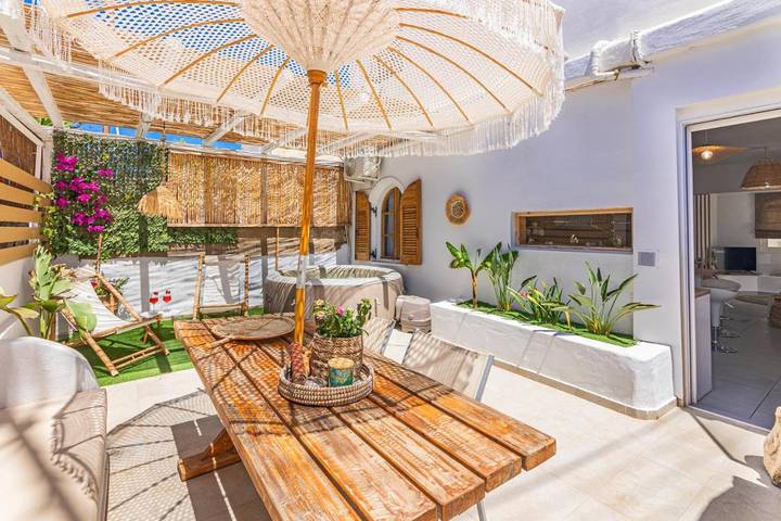 Appartement de vacances pour 5 personnes, avec jacuzzi ainsi que terrasse et piscine