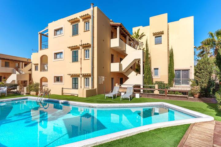 Ganze Wohnung, 'Ferrera Luxe Apartamento 813' nahe dem Strand mit Pool, Wlan, A/C, Balkon, Terrasse und Garten in Cala Serena, Felanitx