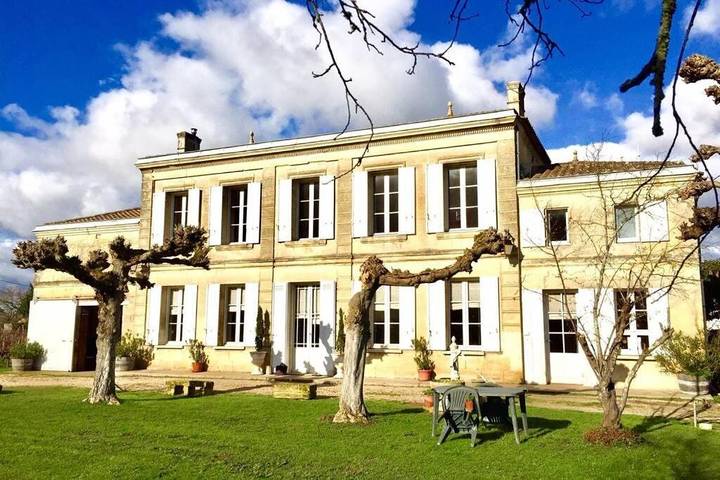 Location de vacances pour 8 personnes, avec jardin à Saint-Magne-de-Castillon