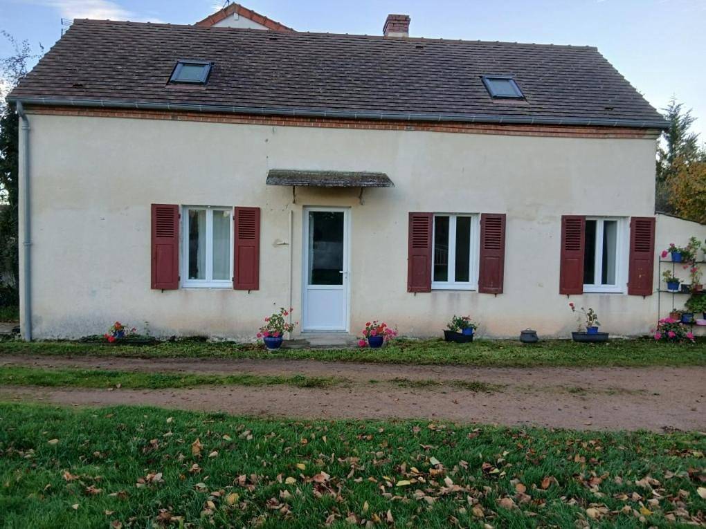 Maison individuelle au cœur d'un village dynamique in Cosne-d'Allier, Région de Montluçon