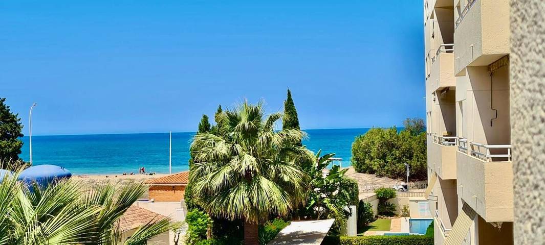 Entire apartment, Sea, comfort and tranquillity — right by the beach in Platja del Cagarritar (Dénia), Dénia
