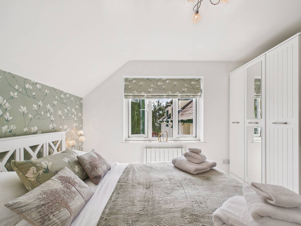 Entire holiday apartment, Central Bowness 2-Bed Apt, Sleeps 4 with Parking in Bowness-on-Windermere, Lake District