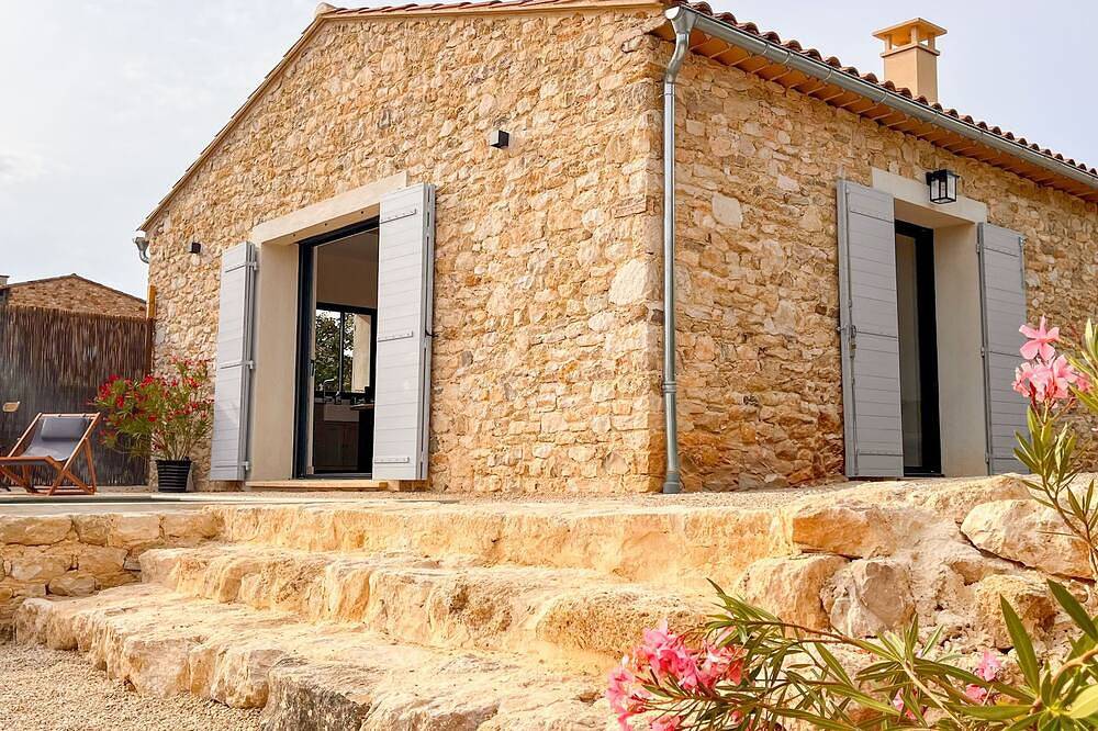 New: Beautiful stone house with pool and idyllic view in Rustrel, Parc naturel régional du Luberon