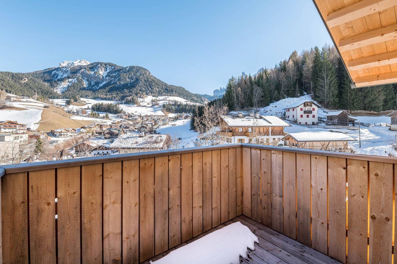 Appartamento intero, Appartamento 'Lena Dolomites Luxury Suite' con vista sulle montagne, terrazza privata e sauna in Val di Funes, Funes