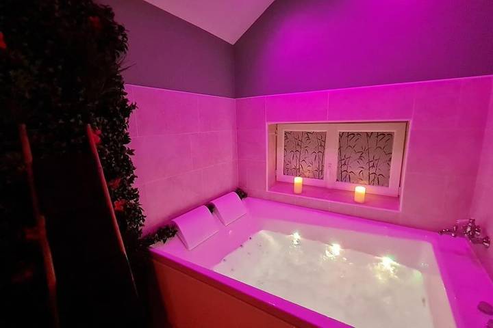 Location de vacances pour 2 personnes, avec sauna ainsi que jacuzzi et jardin à Saint-Denis-de-Méré