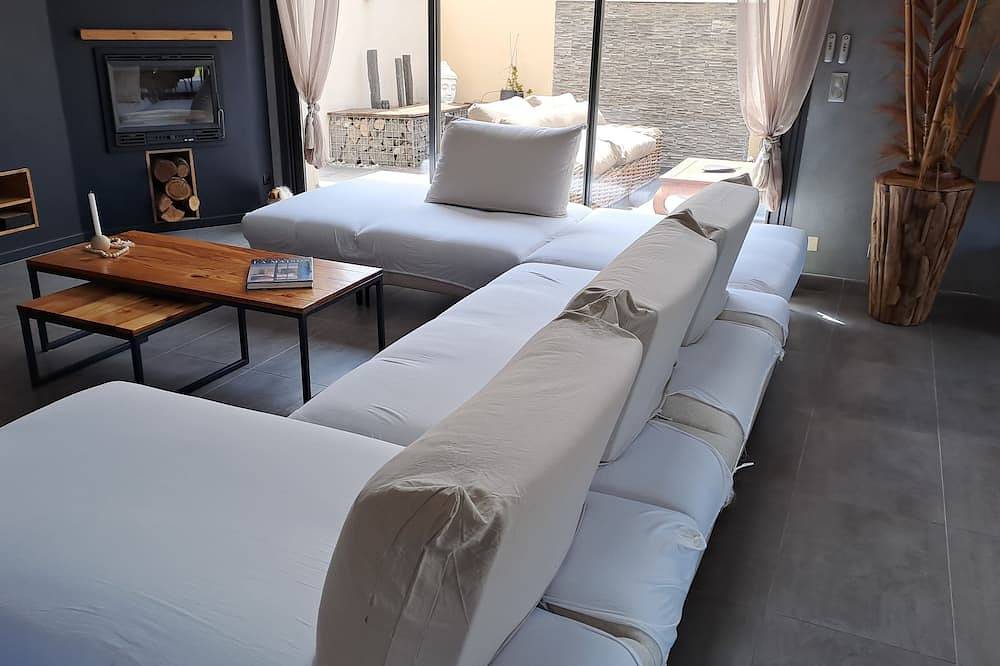 Contemporary villa in a charming listed village in Montbazin, Côte d'Améthyste